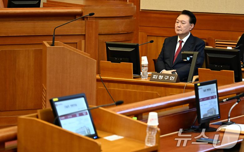 윤석열 대통령이 23일 오후 서울 종로구 헌법재판소에서 열린 탄핵심판 4차 변론기일에 출석해 있다. 2025.1.23/뉴스1 ⓒ News1 사진공동취재단