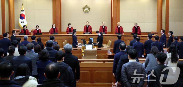문형배 헌법재판소장 직무대행을 비롯한 헌법재판관들이 23일 서울 종로구 헌법재판소에서 열린 윤석열 대통령 탄핵심판 4차 변론에 자리하고 있다. 2025.1.23/뉴스1 ⓒ News1 박지혜 기자