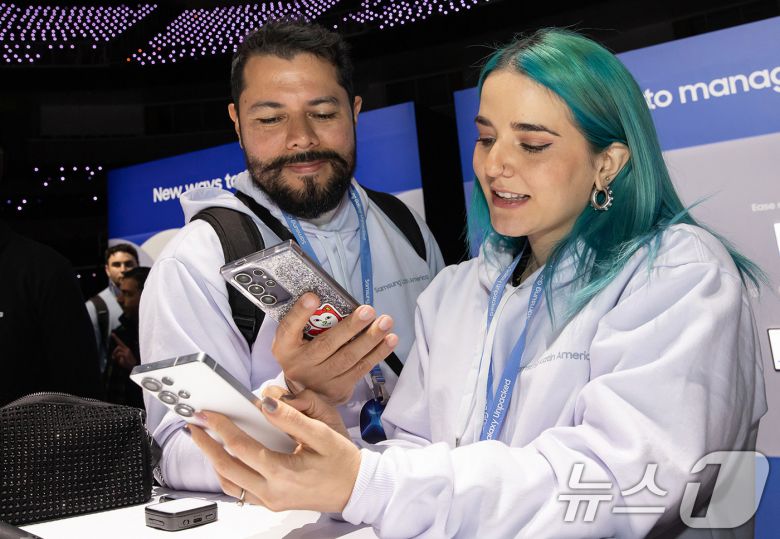 22일(현지시간) 미국 새너제이 SAP센터에서 열린 삼성전자 상반기 '갤럭시 언팩 2025'에서 관람객이 '갤럭시 S25 시리즈'를 체험하고 있다. (삼성전자 제공) 2025.1.23/뉴스1