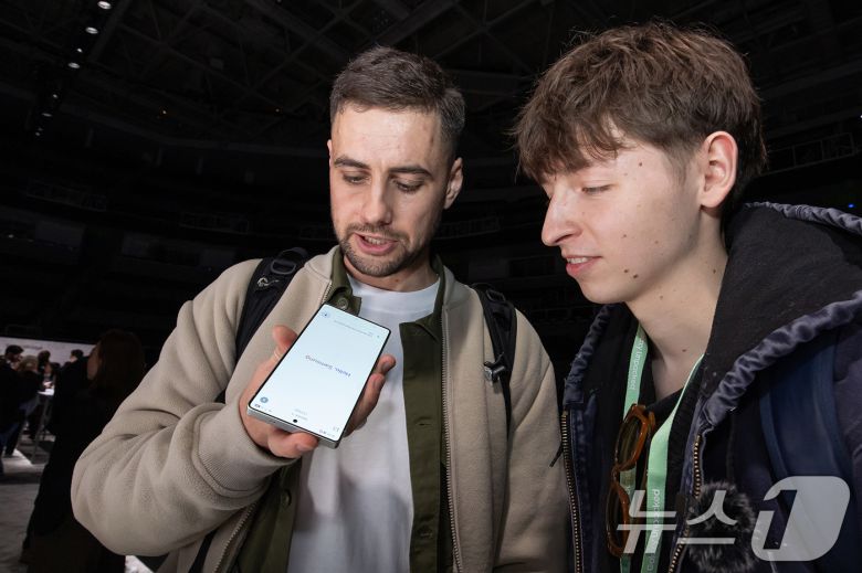 22일(현지시간) 미국 새너제이 SAP센터에서 열린 삼성전자 상반기 '갤럭시 언팩 2025'에서 관람객이 '갤럭시 S25 시리즈'를 체험하고 있다. (삼성전자 제공) 2025.1.23/뉴스1