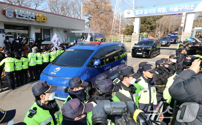 23일 오후 경기도 의왕시 서울구치소에서 윤석열 대통령이 탄 법무부 호송차량이 대통령경호처 경호를 받으며 헌법재판소로 출발하고 있다. 2025.1.23/뉴스1 ⓒ News1 임세영 기자
