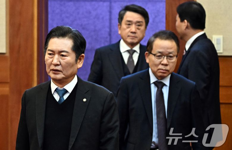 정청래 국회 탄핵소추위원장과 변호인단이 23일 오후 서울 종로구 헌법재판소에서 열린 윤석열 대통령 탄핵 심판 4차 변론기일에 출석하고 있다. 2025.1.23/뉴스1 ⓒ News1 사진공동취재단