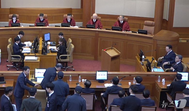 윤석열 대통령과 김용현 전 국방부 장관이 23일 오후 서울 종로구 헌법재판소에서 열린 윤석열 대통령 탄핵심판 4차변론에 출석해 증인신문이 끝난 후 서로 인사를 나누고 있다. (헌법재판소 제공) 2025.1.23/뉴스1