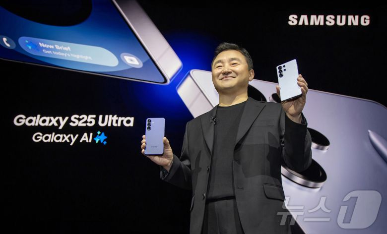 노태문 삼성전자 MX사업부장 사장이 22일(현지시간) 미국 새너제이 SAP센터에서 열린 '갤럭시 언팩 2025(Galaxy Unpacked 2025)' 행사에서 '갤럭시 S25 시리즈'를 공개하고 있다. (삼성전자 제공) 2025.1.23/뉴스1