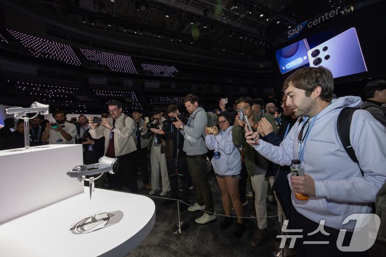 22일(현지시간) 미국 새너제이 SAP센터에서 열린 삼성전자 상반기 '갤럭시 언팩 2025'에서 관람객들이 XR 기기 '프로젝트 무한'을 살펴보고 있다. (삼성전자 제공) 2025.1.23/뉴스1