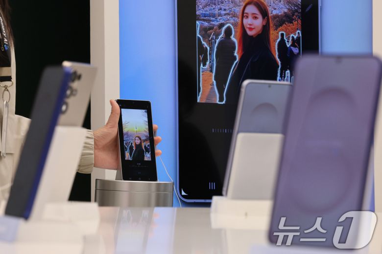 23일 서울 서초구 삼성스토어 삼성강남에서 고객들이 삼성전자의 최신 스마트폰 갤럭시 S25 시리즈를 살펴보고 있다. 삼성전자는 인공지능(AI) 기능을 대폭 강화한 갤럭시 S25 시리즈 사전 판매를 오는 24일부터 2월 3일까지 진행한다. 갤럭시 S25는 115만 5000원부터, S25+와 S25 울트라는 각각 135만 3000원과 169만 8400원부터 판매된다. 2025.1.23/뉴스1 ⓒ News1 신웅수 기자