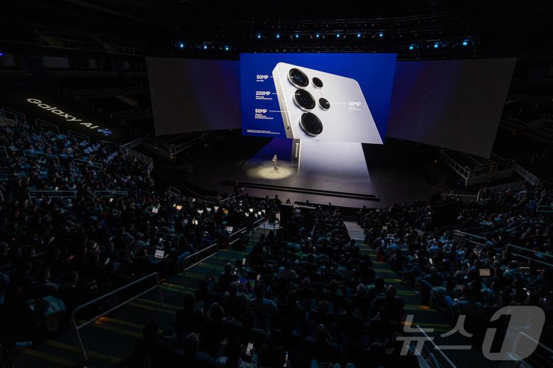 22일(현지시간) 미국 새너제이에 위치한 'SAP센터'에서 열린 '갤럭시 언팩 2025'에서 '갤럭시 S25 시리즈' 제품이 소개되고 있다. (삼성전자 제공) 2025.1.23/뉴스1