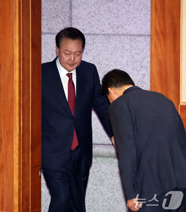 윤석열 대통령이 23일 오후 서울 종로구 헌법재판소 대심판정에서 열린 탄핵심판 4차 변론기일에 출석하고 있다. 2025.1.23/뉴스1 ⓒ News1 사진공동취재단