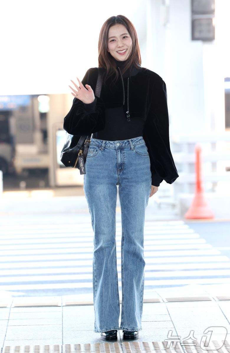 블랙핑크 지수가 해외 일정을 위해 24일 인천국제공항에 도착해 프랑스 파리로 출국하기 전 환호하는 팬에게 손을 흔들고 있다. ⓒ News1 권현진 기자