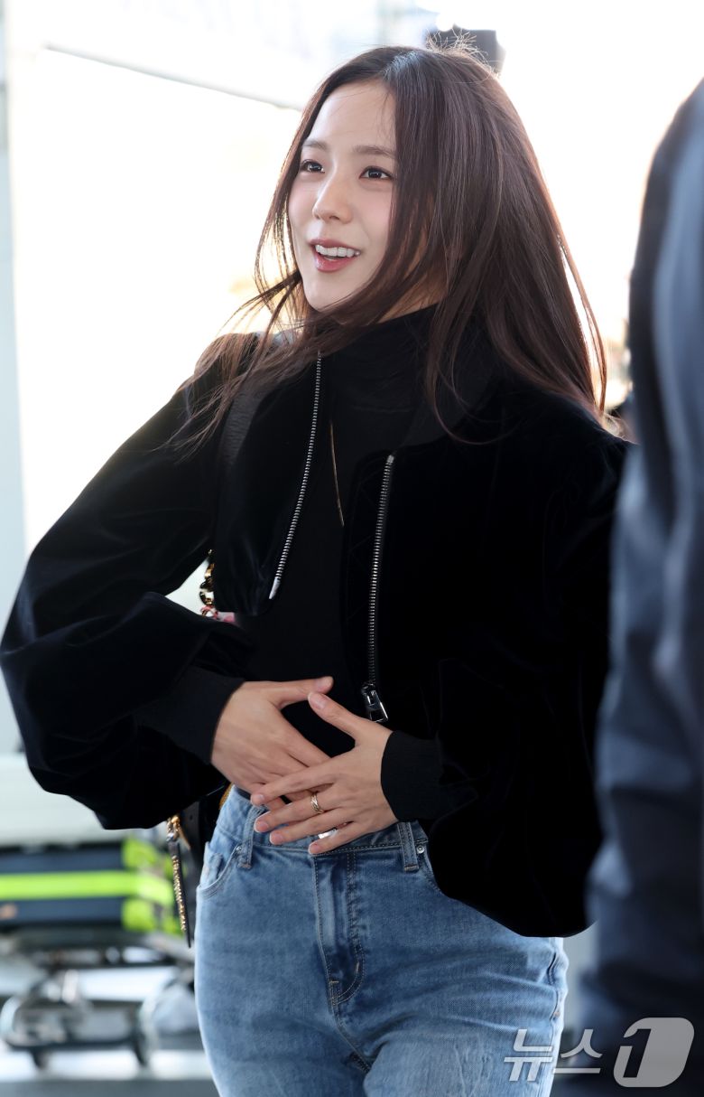 블랙핑크 지수가 해외 일정을 위해 24일 인천국제공항을 통해 프랑스 파리로 출국하고 있다. ⓒ News1 권현진 기자