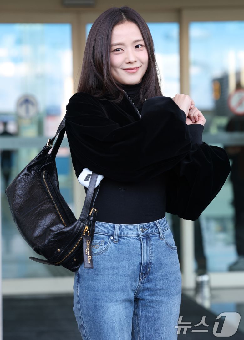 블랙핑크 지수가 해외 일정을 위해 24일 인천국제공항에 도착해 프랑스 파리로 출국하기 전 신곡  포인트 안무를 살짝 선보이고 있다.  ⓒ News1 권현진 기자