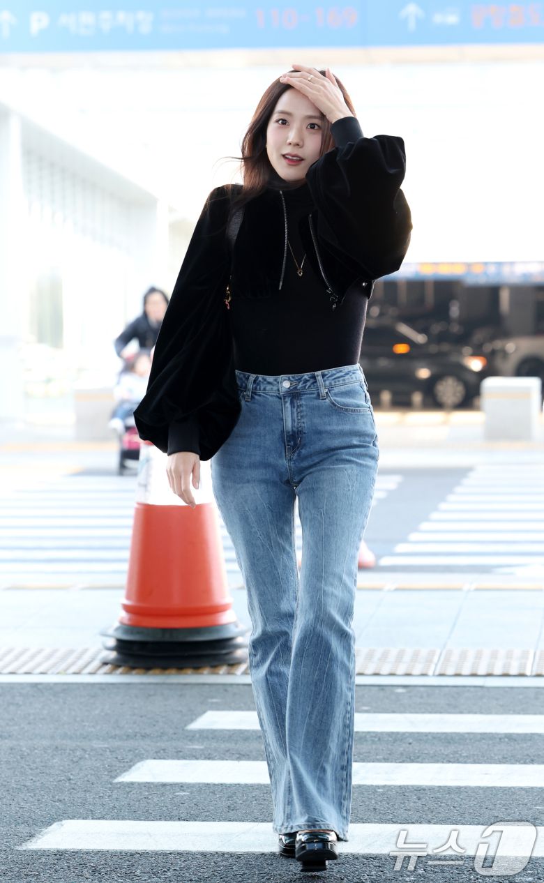 블랙핑크 지수가 해외 일정을 위해 24일 인천국제공항에 도착해 프랑스 파리로 출국하고 있다. ⓒ News1 권현진 기자