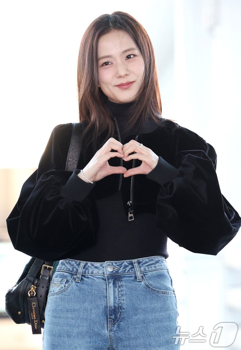 블랙핑크 지수가 해외 일정을 위해 24일 인천국제공항에 도착해 프랑스 파리로 출국하기 전 하트 포즈를 취하고 있다. ⓒ News1 권현진 기자