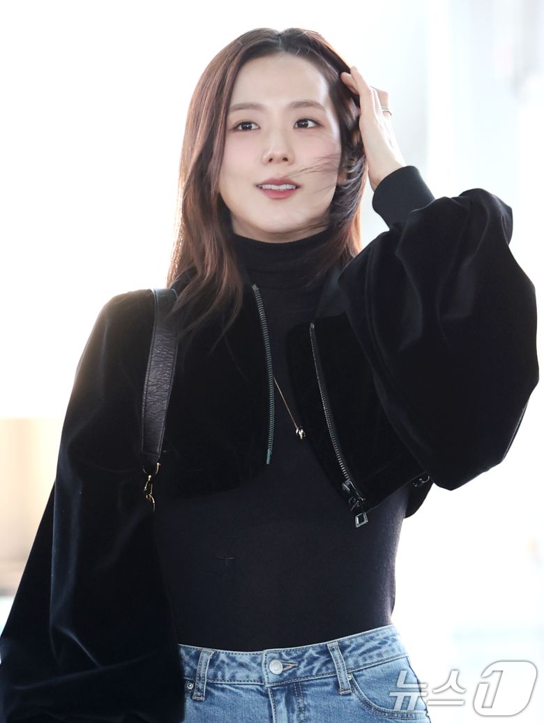 블랙핑크 지수가 해외 일정을 위해 24일 인천국제공항에 도착해 프랑스 파리로 출국하기 전 매력을 발산하고 있다. ⓒ News1 권현진 기자