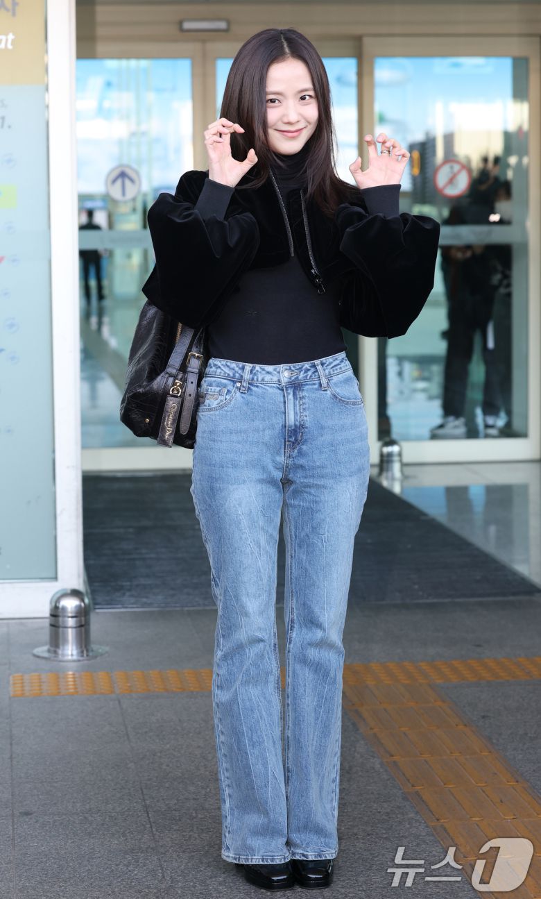 블랙핑크 지수가 해외 일정을 위해 24일 인천국제공항에 도착해 프랑스 파리로 출국하기 전 인사를 하고 있다. ⓒ News1 권현진 기자