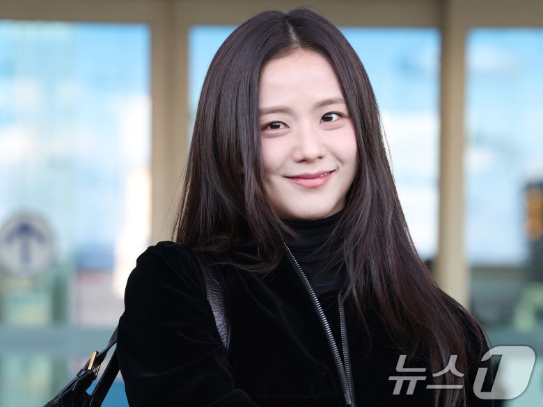 블랙핑크 지수가 해외 일정을 위해 24일 인천국제공항에 도착해 프랑스 파리로 출국하기 전 인사를 하고 있다. ⓒ News1 권현진 기자