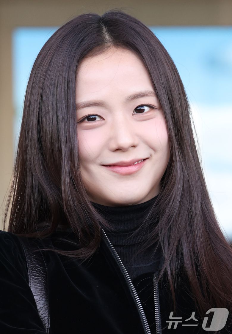 블랙핑크 지수가 해외 일정을 위해 24일 인천국제공항에 도착해 프랑스 파리로 출국하기 전 미소를 짓고 있다. ⓒ News1 권현진 기자