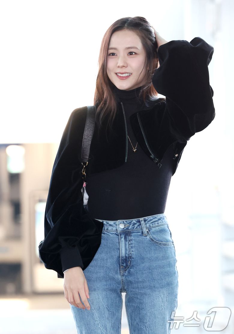 블랙핑크 지수가 해외 일정을 위해 24일 인천국제공항에 도착해 프랑스 파리로 출국하기 전 인사를 하고 있다. ⓒ News1 권현진 기자