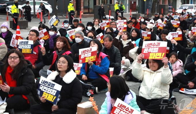 설 명절 연휴 첫날인 25일, 전북 전주시 객사 앞 ‘제7차 윤석열 퇴진 비상 촛불집회’가 개최됐다./뉴스1 신준수 기