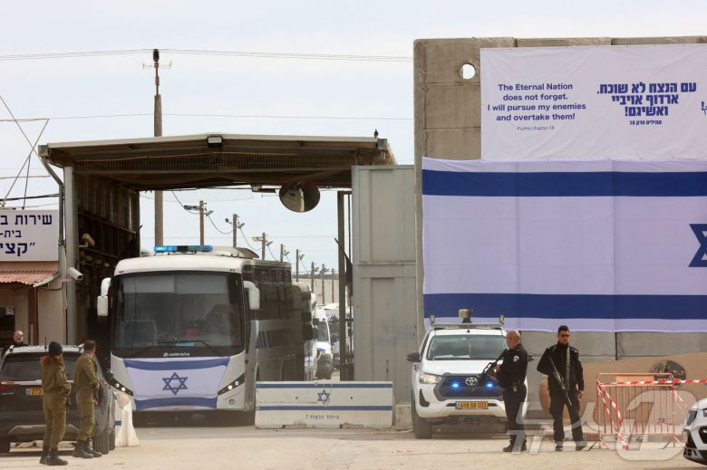 25일(현지시간) 이스라엘 키오트 교도소 근처에서 팔레스타인인 수감자들을 수송하는 버스가 출입구 밖으로 나오고 있다. 2025.01.25/ ⓒ AFP=뉴스1 ⓒ News1 권진영 기자