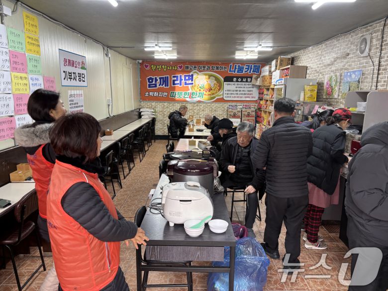지난 24일 오전 광주 광산구 우산동에 위치한 나눔식당 '함께라면'에 어르신들이 찾아 식사를 하고 있다. 2025.1.24/뉴스1 ⓒ News1 박지현 기자