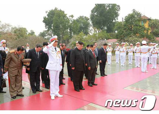 김정은 북한 노동당 총비서가 지난 2019년 베트남 하노이 영웅열사추모비를 찾아 헌화하는 모습.(자료사진) 2019.3.3/뉴스1