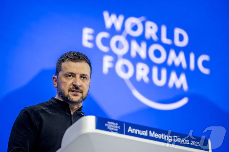 21일(현지시간) 볼로디미르 젤렌스키 우크라이나 대통령이 스위스 다보스에서 열린 세계경제포럼(WEF) 연설에서 유럽이 도널드 트럼프 미국 대통령의 취임에 대응해 단결해야 한다고 촉구했다. 2025.01.21. ⓒ AFP=뉴스1 ⓒ News1 박재하 기자