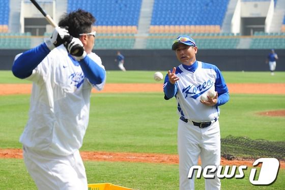 제3회 월드베이스볼클래식(WBC) 야구 대표팀 전지훈련이 벌어지고 있는 17일 대만 도류시 도류구장에서 박정태 코치가 김태균을 지도하고 있다. 2013.2.17/뉴스1