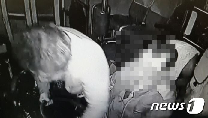 프로야구 롯데자이언츠 선수 출신 박정태(50)씨가 이날 오전 0시 35분께 부산 금정구 청룡동 범어사 사거리 인근 편의점 앞 도로에서 만취 상태로 버스 기사와 시비를 벌이다 버스에 올라타 핸들을 꺾으며 운행을 방해한 혐의로 현행범 체포 됐다. (부산경찰청 제공). 2019.1.18/뉴스1 ⓒ News1 여주연 기자