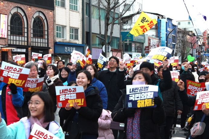 25일 전북 전주시 객사 앞에 모인 시민들이 윤석열 탄핵을 외치고 있다./뉴스1 신준수 기자