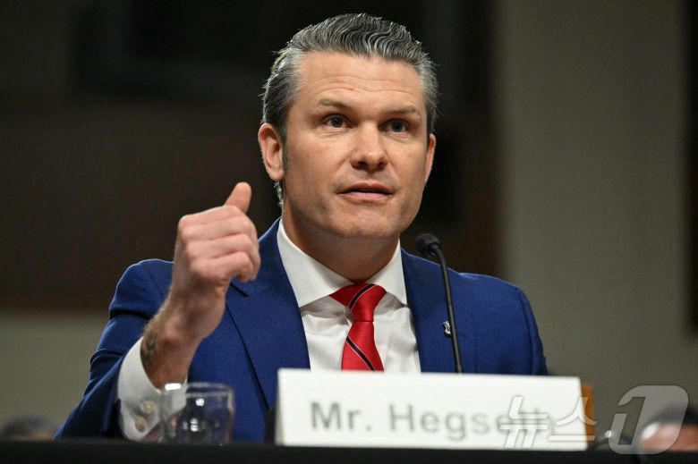 피트 헤그세스 미국 국방장관 지명자가 14일(현지시간) 워싱턴 의회의 상원 군사위원회 인사청문회에 출석해 "도널드 트럼프 대통령 당선인은 선박 건조가 자신의 절대적인 최고 우선순위가 될 것이라고 분명히 말했다"고 증언하고 있다. 2025.01.15. ⓒ AFP=뉴스1 ⓒ News1 우동명 기자