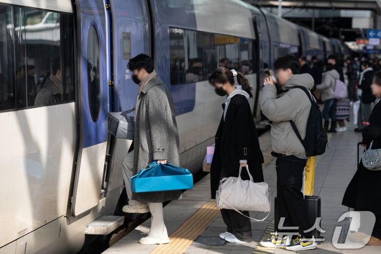 설 명절을 앞둔 26일 오전 서울 용산구 서울역에서 귀성객들이 열차에 탑승하고 있다. 2025.1.26/뉴스1 ⓒ News1 이승배 기자