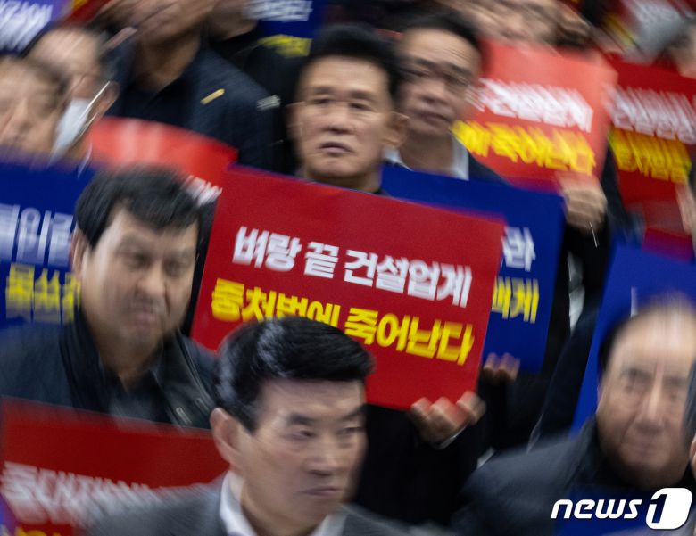 경기도 수원시 권선구 수원메쎄에서 열린 50인 미만 사업장 중대재해처벌법 유예 촉구 결의대회에 참석한 중소기업인들이 손 피켓을 들고 있다. /뉴스1 ⓒ News1 이재명 기자