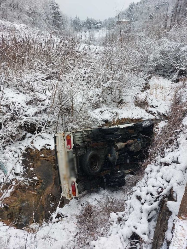 설 연휴 임시공휴일인 27일 낮 12시 21분쯤 강원도 영월 북면의 한 농원 인근에서 1톤 화물차가 눈길에 미끄러지면서 3m 높이의 개울가로 추락해 있다. 이 사고로 의식 장애를 보인 운전자 60대가 병원으로 이송됐다. (강원도소방본부 제공) 2025.1.27/뉴스1 ⓒ News1 윤왕근 기자