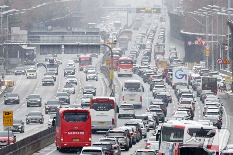 설연휴 기간 전국적인 폭설 및 한파로 인해 귀성·귀경길 고속도로 정체가 심화되고 있는 28일 서울 서초구 잠원IC를 지나는 경부고속도로 하행선 방향 차량들이 서행하고 있다. 2025.1.28/뉴스1 ⓒ News1 민경석 기자