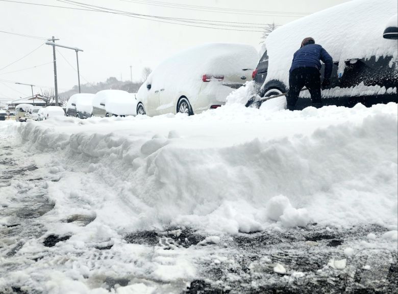 28일 많은 눈이 내린 충남 금산군에서 한 주민이 눈 앞에 쌓인 눈을 쓸고 있다. 금산에는 밤사이 15.9 ㎝의 눈이 쌓였다. 2025.1.28/뉴스1 ⓒ News1 이시우 기자