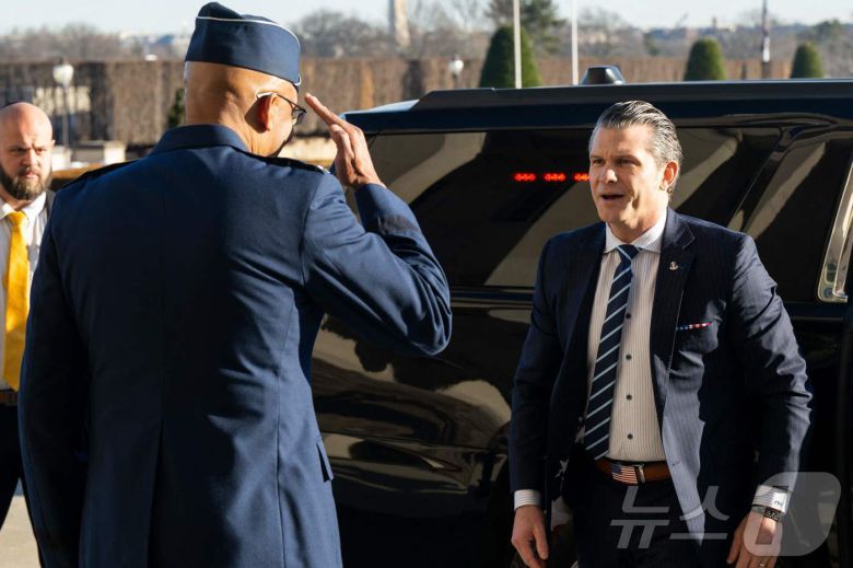 피트 헤그세스 미국 신임 국방장관이 27일(현지시간) 워싱턴DC 인근 국방부 청사인 펜타곤에 처음 출근하며 합참의장 찰스 Q. 브라운 주니어 장군의 경례를 받고 있다. ⓒ AFP=뉴스1 ⓒ News1 류정민 특파원