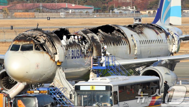 부산 강서구 김해국제공항에서 이륙을 준비하던 홍콩행 에어부산 항공기 BX391편 내부에서 불이 나 승객과 승무원 등이 비상 탈출한 가운데 29일 항공·철도사고 조사위원회(ARAIB) 등 관계자들이 불에 탄 항공기를 살펴보며 조사하고 있다. 2025.1.29/뉴스1 ⓒ News1 윤일지 기자