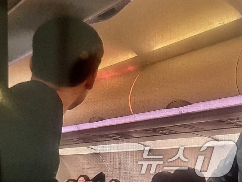 지난 28일 김해국제공항에서 이륙을 준비하던 에어부산 항공기에서 발생한 화재가 기내 선반에 둔 보조배터리 등 수하물에서 시작됐을 수 있다는 추정이 나오는 가운데, 보조배터리에 대한 위험성이 재조명되고 있다. 사진은 지난 28일 화재가 발생한 홍콩행 에어부산 항공기 BX391편 기내 좌석 위 선반에서 붉은 화염이 포착된 모습. (독자제공) 2025.1.30/뉴스1