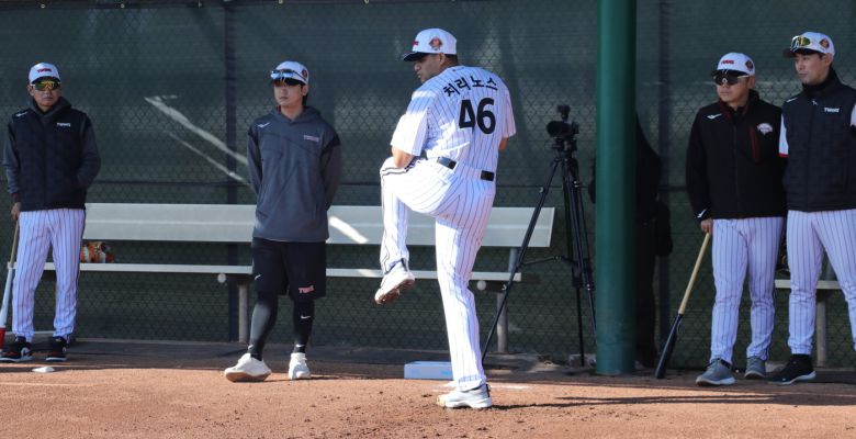 LG 새 외국인 투수 치리노스가 불펜 피칭을 하고 있다.(LG 트윈스 제공)