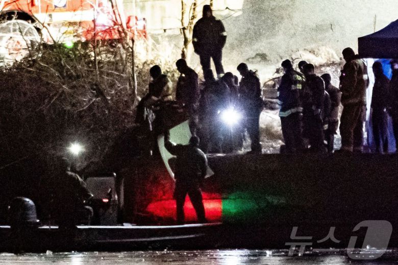 30일(현지시간) 아메리칸 항공 여객기가 워싱턴 로널드 레이건 공항 인근에 착륙하려고 접근하던 중 미국 육군의 블랙호크 헬기와 충돌해 추락한 포토맥 강에 구조대원들이 도착을 하고 있다. 2025.01.30 ⓒ AFP=뉴스1 ⓒ News1 우동명 기자