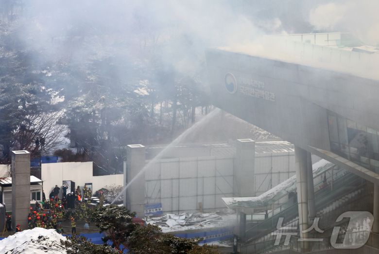 1일 오전 서울 용산구 국립한글박물관 옥상에서 화재가 발생, 소방대원들이 화재 진압 작전을 펼치고 있다. 2025.2.1/뉴스1 ⓒ News1 황기선 기자