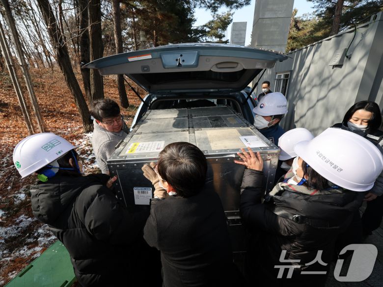 1일 서울 용산구 국립한글박물관에서 화재가 발생해 문화재청 등 관계자들이 소장품을 옮기고 있다. 소방 당국에 따르면 이날 화재는 3층 내부 공사 용접 절단 작업 중 발생한 것으로 추정되며 근로자 4명은 자력 대피, 2명은 구조했으나, 수색 중 철근 낙하물로 인해 다친 구조대원 1명이 병원으로 이송됐다고 밝혔다. 2025.2.1/뉴스1 ⓒ News1 황기선 기자