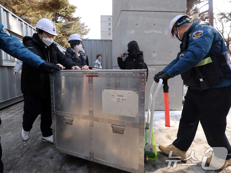 1일 서울 용산구 국립한글박물관에서 화재가 발생해 문화재청 등 관계자들이 소장품을 옮기고 있다. 소방 당국에 따르면 이날 화재는 3층 내부 공사 용접 절단 작업 중 발생한 것으로 추정되며 근로자 4명은 자력 대피, 2명은 구조했으나, 수색 중 철근 낙하물로 인해 다친 구조대원 1명이 병원으로 이송됐다고 밝혔다. 2025.2.1/뉴스1 ⓒ News1 황기선 기자