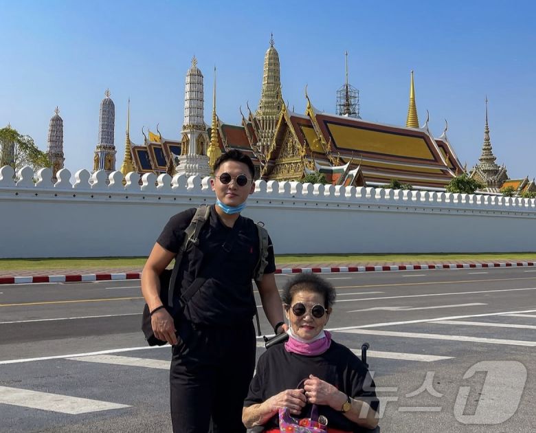 유튜브 채널 '손자투어'를 운영하는 류상우 씨와 그의 친할머니 이막례 씨(류상우 씨 제공)