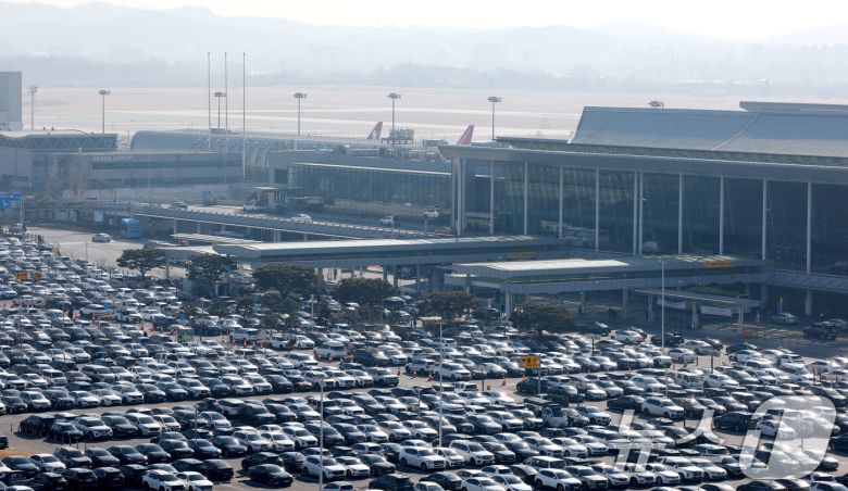 설 명절을 앞둔 지난달 24일 서울 강서구 김포공항 국내선청사 주차장이 차량들로 가득 차 있다. ⓒ News1 권현진 기자
