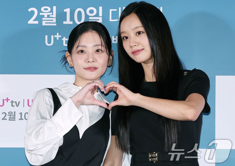 배우 정수빈과 이혜리(오른쪽)이 6일 서울 용산구 CGV 용산아이파크몰에서 열린 STUDIO X+U 드라마 '선의의 경쟁' 언론시사회에 참석해 포즈를 취하고 있다. '선의의 경쟁'은 살벌한 입시 경쟁이 벌어지는 대한민국 상위 1% 채화여고에 전학 온 ‘슬기’에게 각자의 욕망을 드러내는 친구들, 그리고 수능 출제 위원이었던 아버지의 의문사를 둘러싼 미스터리 걸스릴러로 오는 10일 U+tv와 U+모바일tv를 통해 공개된다. 2025.2.6/뉴스1 ⓒ News1 김진환 기자