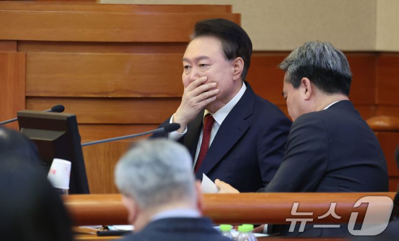 윤석열 대통령이 6일 서울 종로구 헌법재판소 대심판정에서 열린 탄핵 심판 6차 변론 기일에 출석해 있다. 2025.2.6/뉴스1 ⓒ News1 사진공동취재단