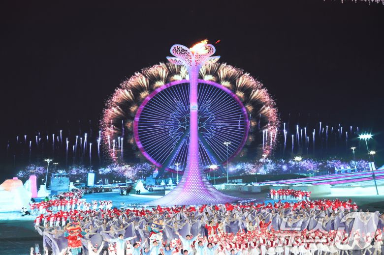 7일(현지시간) 중국 헤이룽장성 하얼빈 국제 컨벤션 전시 스포츠센터에서 열린 제9회 하얼빈 동계아시안게임 개막식에서 성화 점화 영상이 나오고 있다. '겨울의 꿈, 아시아의 사랑(Dream of Winter, Love among Asia)'을 슬로건으로 내건 이번 대회는 오는 15일까지 열릴 예정이다. 우리나라는 총 222명(선수 148명·경기 임원 52명·본부 임원 22명) 선수단을 파견해 종합 2위 수성에 도전한다. 2025.2.7/뉴스1 ⓒ News1 이승배 기자