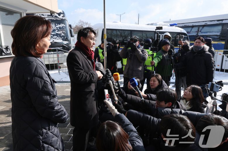 윤상현, 김민전 국민의힘 의원이 7일 오전 경기 의왕시 서울구치소에 수감 중인 윤석열 대통령을 접견한 후 취재진의 질의에 답변하고 있다. 2025.2.7./뉴스1 ⓒ News1 신웅수 기자